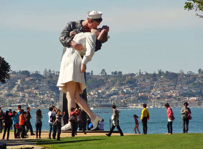 TRUNG HỌC DUY TÂN - PHAN RANG :: Xem chủ đề - Bức tượng Nụ Hôn Bất Tử ở Hải  Cảng San Diego